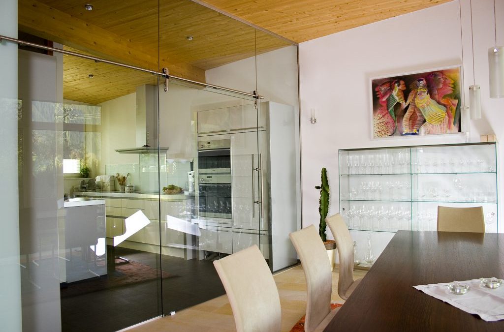 Glas-Schiebetüren mit Edelstahl oder Aluminium